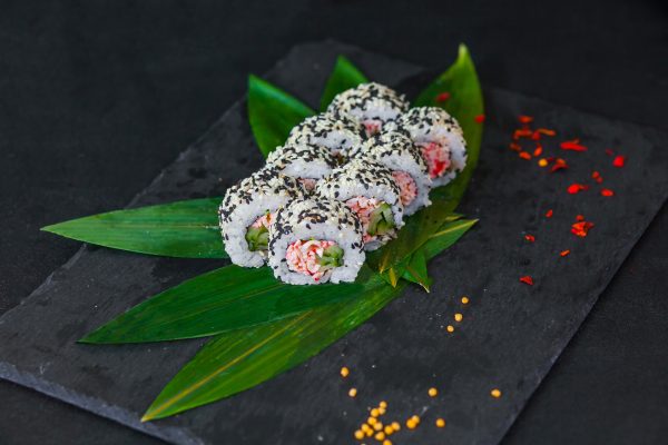Калифорния с крабом в кунжуте