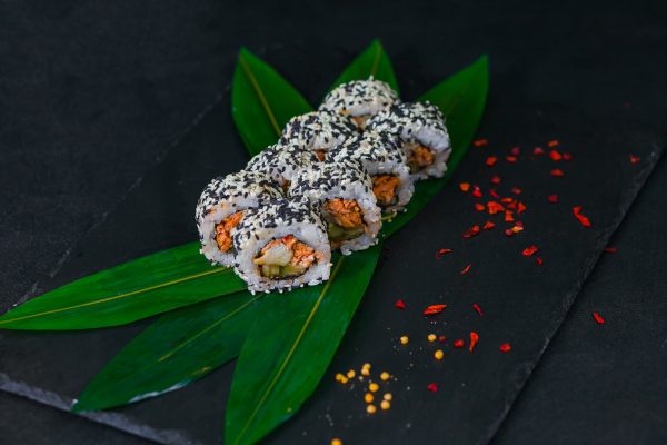 Калифорния с жаренным лососем в кунжуте