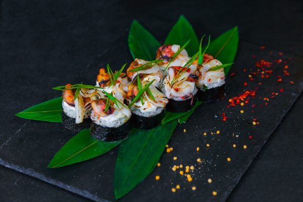 Ролл с мидиями и кальмаром